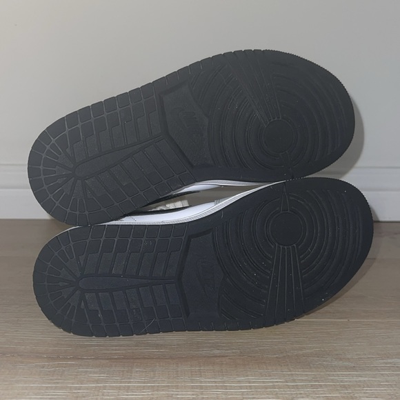 Air Jordan 1 Mid “Wolf Grey” – Women’s Size 6 - Picture 9 of 9